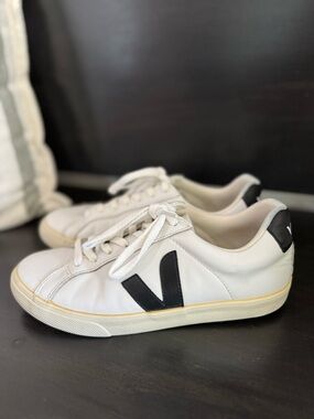 Veja Women’s Esplar Logo Sneakers in Black and White size 39/US 8